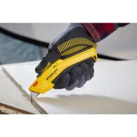 Stanley 0-10-237 cu lama trapezoidala retractabila